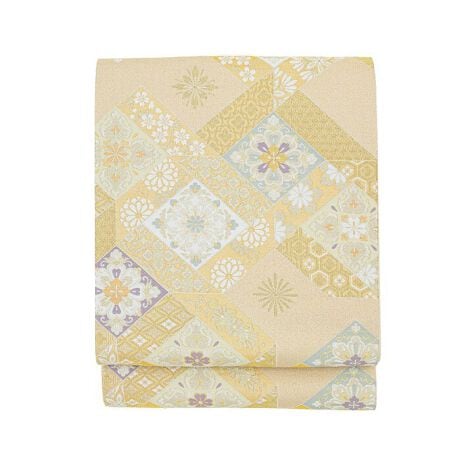 [^:sbn01-obi0005]uDvސ̖K⒅ܑсuDvސܑ̏̑тłBFFɋPŔlD荞܂ꂽ؂₩ȃfUCłBElɂ蒚Jɍꂽ{łBdďオł̂ŁA͂シɂ܂Bt͑SʕłBSʕƂ́AђnŜɕ{ꂽAґŊ󏭉l̍̂łB̈ʒuCɂAlȌѕy߂֗͂łBʂȓ̗tAK⒅FnAUȂǃtH[}Ȓɍ킹Ă܂B̔Ip[eB[̂Ă΂Ȃǂ̋@ɂ߂łBܑ̔тA؂ȋLO␰̓̒pɂЂ𗧂ĂB