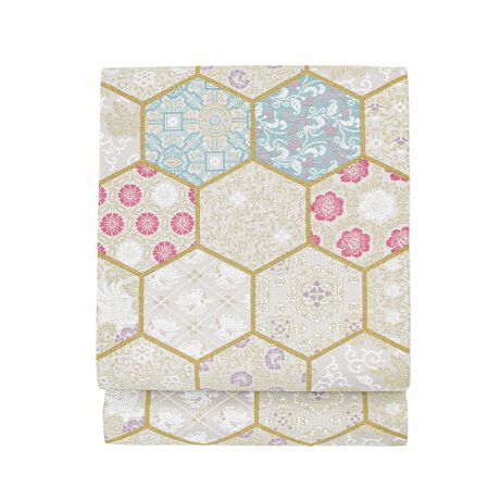 [^:sbn01-obi0005]uDvސ̖K⒅ܑсuDvސܑ̏̑тłBFFɋPŔlD荞܂ꂽ؂₩ȃfUCłBElɂ蒚Jɍꂽ{łBdďオł̂ŁA͂シɂ܂Bt͑SʕłBSʕƂ́AђnŜɕ{ꂽAґŊ󏭉l̍̂łB̈ʒuCɂAlȌѕy߂֗͂łBʂȓ̗tAK⒅FnAUȂǃtH[}Ȓɍ킹Ă܂B̔Ip[eB[̂Ă΂Ȃǂ̋@ɂ߂łBܑ̔тA؂ȋLO␰̓̒pɂЂ𗧂ĂB