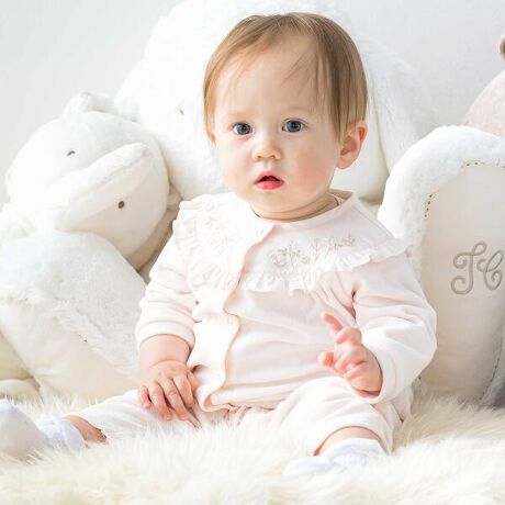 [^ԁF1717-76032]-2025AW-\tgȃxAfނ̏iȃJo[I[BfUCDJ[Ƌ̎hイڂfUCBtɂ͗̊A1ŉ؂₩ȈۂɁBʐ^fAjMtg₨oɂ҂ȈꒅłBԂ炵\tgȃItzCgƃsN̂QFWJłBf/@\Ȃ߂炩Ŕ̗ǂRpNgxAgpBOzbNdlŁAւ₨ނւy炭BoXg@ÉǍ덷鎖܂B炩߂B̏o͐nْ̍fɂ__قȂ܂B2025H~ACeyTartine et Chocolat@(^eB[k G VRjz1977NɐݗꂽAjtX̎quhłBtX̓`Iȏ㎿킸AV[YVC[WĂ^eB[k G VR ́Aݗ̑z󂯌piĂ܂B{ł̏íAtX̃IWiijƂāA{̎qB ɎJ[fUCɃAWAWJĂ܂B