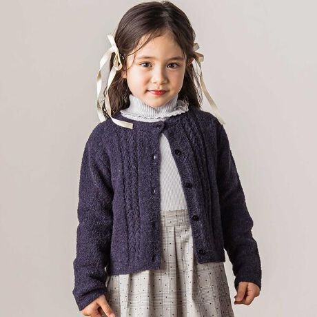 [^ԁF1725-77043]-25AW-_炩Ȍ݂̂jbgJ[fBKBfUCtg̕҂ݖ͗l肰Ȃ\YfUCB₦ދG߂Ƀsb^̃ACeŃfC[g痷sȂǂɂ߁BItzCgƃlCr[̂QFWJłB̃S`[A|CgɂȂĂ܂BfUC̃xr[pTCYi1705-77018jWJĂ̂ŁAoł̃NR[fy݂܂Bf/@\O{^JɂȂĂ̂ŁAւX[YB悢݂_炩|CgłB1705-77018Fxr[pJ[fBK25H~ACeyTartine et Chocolat@(^eB[k G VRjz1977NɐݗꂽAjtX̎quhłBtX̓`Iȏ㎿킸AV[YVC[WĂ^eB[k G VR ́Aݗ̑z󂯌piĂ܂B{ł̏íAtX̃IWiijƂāA{̎qB ɎJ[fUCɃAWAWJĂ܂B