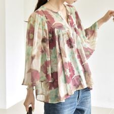 カランシエル(quaranciel)のquaranciel:〈洗濯機可能〉シアー フラワー プリント ノーカラー ヨーク シャツ ブラウス