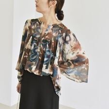 quaranciel:〈洗濯機可能〉シアー フラワー プリント ノーカラー ヨーク シャツ ブラウス