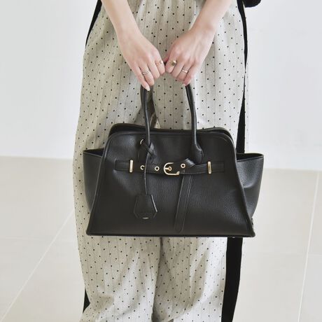 [^ԁF610060003]2025AWquaranciellC̃g[gobOɐVFu`R[O[voIfUCtg̋t̃xgfUC|Cg̃g[gobOoBɊ|钷̃nhƁAA4TCY[\ȃTCYŁAiʋ΂܂ŕLV[Ŋ􂵂܂BO\ȃV_[xgt2waydlȂ̂ŁAוS}`ƂA΂Ƒ傫ĴŁA[́Eו̎o₷˔Ă܂BɕtNVFbgɂ́Aquaranciel̃Sł肰ȂANZgɁBdl|PbgF2Fd؂薳Aߋ̓}Olbg{^EC背[x̂߁AX܂ł̓WJ͂܂Bߓxȗ͂▀CƁADڂ̊EAn̎C؂jAn̕ω܂̂ŁA\ɂӂBed̂sȂ̂ꂽꍇA^j鋰ꂪ܂B̐i͖CiɔGꂽAԁjɂ葼̈ߗobOȂǂɐFڂ肷ꍇ܂̂ŁAWFƂ̐F킹ɂ͏\ӂBƖ̊֌Wp\REX}[gtHȂǂ̊ɂAFقȂČꍇ܂Bi̐F́Aڍׂ̐nAbv摜QƂBipׂɁAAeV^OEl[KmF̏Ap͂舵B摜̏i̓TvłBۂ̏iƎdlAHATCY኱قȂꍇ܂B