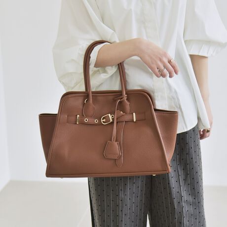 [^ԁF610060003]2025AWquaranciellC̃g[gobOɐVFu`R[O[voIfUCtg̋t̃xgfUC|Cg̃g[gobOoBɊ|钷̃nhƁAA4TCY[\ȃTCYŁAiʋ΂܂ŕLV[Ŋ􂵂܂BO\ȃV_[xgt2waydlȂ̂ŁAוS}`ƂA΂Ƒ傫ĴŁA[́Eו̎o₷˔Ă܂BɕtNVFbgɂ́Aquaranciel̃Sł肰ȂANZgɁBdl|PbgF2Fd؂薳Aߋ̓}Olbg{^EC背[x̂߁AX܂ł̓WJ͂܂Bߓxȗ͂▀CƁADڂ̊EAn̎C؂jAn̕ω܂̂ŁA\ɂӂBed̂sȂ̂ꂽꍇA^j鋰ꂪ܂B̐i͖CiɔGꂽAԁjɂ葼̈ߗobOȂǂɐFڂ肷ꍇ܂̂ŁAWFƂ̐F킹ɂ͏\ӂBƖ̊֌Wp\REX}[gtHȂǂ̊ɂAFقȂČꍇ܂Bi̐F́Aڍׂ̐nAbv摜QƂBipׂɁAAeV^OEl[KmF̏Ap͂舵B摜̏i̓TvłBۂ̏iƎdlAHATCY኱قȂꍇ܂B