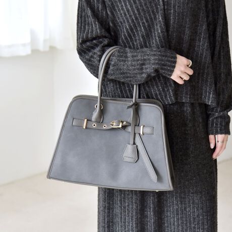 [^ԁF610060003]2025AWquaranciellC̃g[gobOɐVFu`R[O[voIfUCtg̋t̃xgfUC|Cg̃g[gobOoBɊ|钷̃nhƁAA4TCY[\ȃTCYŁAiʋ΂܂ŕLV[Ŋ􂵂܂BO\ȃV_[xgt2waydlȂ̂ŁAוS}`ƂA΂Ƒ傫ĴŁA[́Eו̎o₷˔Ă܂BɕtNVFbgɂ́Aquaranciel̃Sł肰ȂANZgɁBdl|PbgF2Fd؂薳Aߋ̓}Olbg{^EC背[x̂߁AX܂ł̓WJ͂܂Bߓxȗ͂▀CƁADڂ̊EAn̎C؂jAn̕ω܂̂ŁA\ɂӂBed̂sȂ̂ꂽꍇA^j鋰ꂪ܂B̐i͖CiɔGꂽAԁjɂ葼̈ߗobOȂǂɐFڂ肷ꍇ܂̂ŁAWFƂ̐F킹ɂ͏\ӂBƖ̊֌Wp\REX}[gtHȂǂ̊ɂAFقȂČꍇ܂Bi̐F́Aڍׂ̐nAbv摜QƂBipׂɁAAeV^OEl[KmF̏Ap͂舵B摜̏i̓TvłBۂ̏iƎdlAHATCY኱قȂꍇ܂B