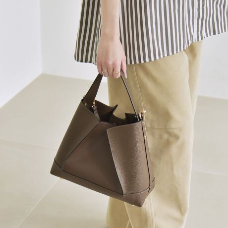 [^ԁF610000008]2025AWquarancielfUCgCAO̕ό`^ڂ䂭AّfރRrfUC|Cg̃nhobOBTChƒꕔ̓V{Afނ̃RgXgy߂܂BO\ȃV_[xgtŁAV[X^CɂĎς2waydlB}`ƂAڈȏɎ[͂ɂ̓|PbgtĂ̂ŁACzȂǍׂ̂SĎ^тł܂BetŎẢCɂg₷̂|CgłBigʋ΂Ȃǂ̂dȂǁAJWA炫ƂV[܂ŕL􂵂܂Bdl|PbgF3iɃI[v|Pbg2At@Xi[td؂|Pbg1jFd؂肠Aߋ̓}Olbg{^V_[xgF\EC背[x̂߁AX܂ł̓WJ͂܂Bfނ̓AoN򉻂܂Bgp̗LɊւ炸AoN򉻂͐is܂B炩߂B݂̋Zpł́ARяƖɂʏ̎gpł኱̕ϑސF͂܂BBJ⊾ȂǂɂGꂽԂł̎gṕAFFڍšƂȂꍇ܂̂ŏ[ӉBvfރobỎhdグiRohj̏ꍇAA܁AŉtAۃV[g̃AR[ɂnߗޓɐF\܂BӉBt@Xi[AzbNA{^AAXgbvxg̕t́AgBgpꂽꍇA͋ɓxׂ̕ꍇ́Atѐij鋰ꂪ܂̂ŁA舵ɂ͂ӉB̐íAՌ̍ۂ̓e̕ی͂ł܂Bɐ@AMAꕨ̔j₷e̕یɂ͓KĂ܂̂łgp̍ۂ͂ӉB܂Aed́A܂͉sȕ̏ꍇ́Aʏ̎gpłij鋰ꂪ܂̂łӉBC̎C␅ɂĉwIȗ򉻁ijĂ܂܂BR[eBO͉ivIł͂܂̂ŗ\߂BƖ̊֌Wp\REX}[gtHȂǂ̊ɂAFقȂČꍇ܂Bi̐F́Aڍׂ̐nAbv摜QƂBipׂɁAAeV^OEl[KmF̏Ap͂舵B摜̏i̓TvłBۂ̏iƎdlAHATCY኱قȂꍇ܂B