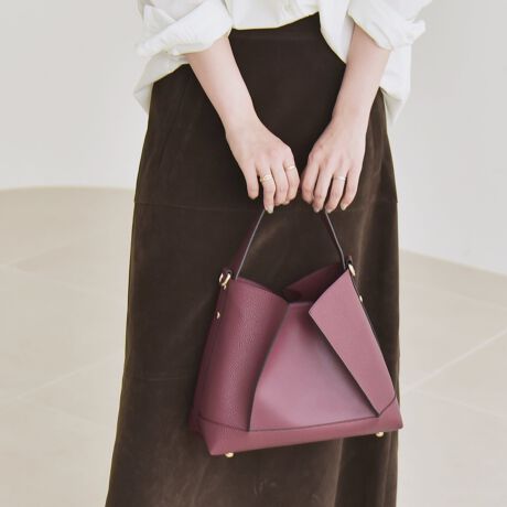 [^ԁF610000008]2025AWquarancielfUCgCAO̕ό`^ڂ䂭AّfރRrfUC|Cg̃nhobOBTChƒꕔ̓V{Afނ̃RgXgy߂܂BO\ȃV_[xgtŁAV[X^CɂĎς2waydlB}`ƂAڈȏɎ[͂ɂ̓|PbgtĂ̂ŁACzȂǍׂ̂SĎ^тł܂BetŎẢCɂg₷̂|CgłBigʋ΂Ȃǂ̂dȂǁAJWA炫ƂV[܂ŕL􂵂܂Bdl|PbgF3iɃI[v|Pbg2At@Xi[td؂|Pbg1jFd؂肠Aߋ̓}Olbg{^V_[xgF\EC背[x̂߁AX܂ł̓WJ͂܂Bfނ̓AoN򉻂܂Bgp̗LɊւ炸AoN򉻂͐is܂B炩߂B݂̋Zpł́ARяƖɂʏ̎gpł኱̕ϑސF͂܂BBJ⊾ȂǂɂGꂽԂł̎gṕAFFڍšƂȂꍇ܂̂ŏ[ӉBvfރobỎhdグiRohj̏ꍇAA܁AŉtAۃV[g̃AR[ɂnߗޓɐF\܂BӉBt@Xi[AzbNA{^AAXgbvxg̕t́AgBgpꂽꍇA͋ɓxׂ̕ꍇ́Atѐij鋰ꂪ܂̂ŁA舵ɂ͂ӉB̐íAՌ̍ۂ̓e̕ی͂ł܂Bɐ@AMAꕨ̔j₷e̕یɂ͓KĂ܂̂łgp̍ۂ͂ӉB܂Aed́A܂͉sȕ̏ꍇ́Aʏ̎gpłij鋰ꂪ܂̂łӉBC̎C␅ɂĉwIȗ򉻁ijĂ܂܂BR[eBO͉ivIł͂܂̂ŗ\߂BƖ̊֌Wp\REX}[gtHȂǂ̊ɂAFقȂČꍇ܂Bi̐F́Aڍׂ̐nAbv摜QƂBipׂɁAAeV^OEl[KmF̏Ap͂舵B摜̏i̓TvłBۂ̏iƎdlAHATCY኱قȂꍇ܂B