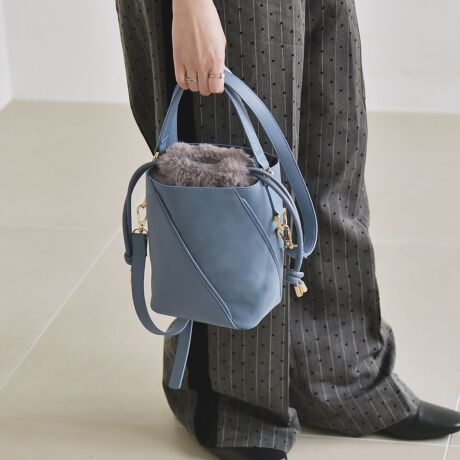 [^ԁF610060004]2025AWquarancielobOCƂĂAPiłgAtFCNt@[̋Вt̃V_[obOB̃oPbgobÓAZ߂̃nhƁAƂTCYACeBO\ȃV_[xǵAD݂̒ɒł܂B΂߂ɐ؂ւّfރhbLÕfUCŁAR[fBl[g̃ANZgɁBtFCNt@[̋В͒PiŎĂGߊoāƂoɃvXobOłBВ TCYF25cmF24.5cm}`F11cmEC背[x̂߁AX܂ł̓WJ͂܂B̐i͖C␅GɂAF̐Sz܂BJVł̂gp┖F̈ߗނ𒅗p̍ۂɂ͓ɂӂB܂ԔGꂽԂő̕Ədˍ킹ȂłBƖ̊֌Wp\REX}[gtHȂǂ̊ɂAFقȂČꍇ܂Bi̐F́Aڍׂ̐nAbv摜QƂBipׂɁAAeV^OEl[KmF̏Ap͂舵B摜̏i̓TvłBۂ̏iƎdlAHATCY኱قȂꍇ܂B