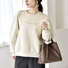 quaranciel:〈洗濯機可能〉スタッズ ロゴ ダンボール スウェット プルオーバー