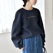 quaranciel:〈洗濯機可能〉スタッズ ロゴ ダンボール スウェット プルオーバー