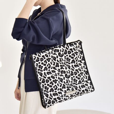 [^ԁF610000017]2026SSquaranciellC̃Aj}g[gobOA4Ή̃TCYoIfUCВ^ɂg2waydl̃g[gobOB[uƃIp[h̓R[fBl[g̃ANZgɁB߂̎Ȃ̂ŁA₷obOBpCsOɂȂĂ̂iől̏ɂ߁BA4TCY[\Ȃ̂ŁACobOƂĂTuobOƂĂԈႢȂłBuhl[̓v[g肰ȂۂɁBdl|Pbg: 2iI[v|Pbg1At@Xi[t|Pbg1jR[fBl[gʋΒʊw₨oɂ߁BVvȃmg[R[fɃvXĂEC背[x̂߁AX܂ł̓WJ͂܂BƖ̊֌Wp\REX}[gtHȂǂ̊ɂAFقȂČꍇ܂Bi̐F́Aڍׂ̐nAbv摜QƂBipׂɁAAeV^OEl[KmF̏Ap͂舵B摜̏i̓TvłBۂ̏iƎdlAHATCY኱قȂꍇ܂B