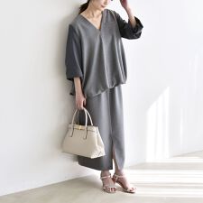 《予約》quaranciel:〈洗濯機可能〉Vネック ブラウス & Iライン スカート セットアップ
