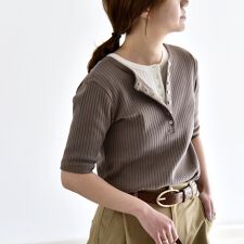 《予約》quaranciel:〈洗濯機可能〉テレコ リブ 2way ヘンリーネック TEE