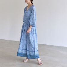 quaranciel:〈洗濯機可能〉フラワー スカーフ プリント Vネック フレア ワンピース