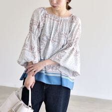 《予約》quaranciel:〈洗濯機可能〉フラワー スカーフ プリント ギャザー パフ ブラウス