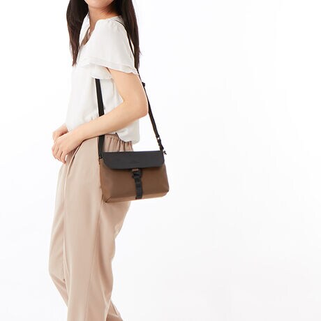 [^:YURIINF]Yuri BaǵA킸􂷂X^CbVňŜV_[obOBtbv̊Jɂ̓A~̃obN̗pA؂Ȏ܂Bɂ͍z⌮Ȃǂ̕Ki[łXy[XɉA2̒ǉ|PbgBwʂɂ̓X}[gtHɎoNCbNANZX|PbgĂ܂B\ȃV_[XgbvɂAV_[obOƂČ|A莝ŃJWAɎ^񂾂ƁA܂܂ȃX^CŊy߂܂BLotus Infinity Series[^XECtBjeBEV[ÝAUCON ACROBATICSЂNĊJϋvnCeNfށuPUrTEXisAebNXECtBjeBjvgpĂ܂B@ۂTCNAn܃|E^iPUj̍dR[eBOŎdグĂ܂BUCON ACROBATICS([R ANoeBbNX)̓TXeiufނgpAϋvEhɗDꂽhCc̃obOpbNuhłB2001NɒaAp悤V[XŗDꂽ@\킹iǋyĂ܂Bo[Wōꂽ|GXe@ۂƕiȍ@ہiTCNPETjgpAɔzȂȍB~t@Xi[tbfgpȂR[eBO{ƂŖh߂Ă܂B~j}ȃX^CŁAV[Xɂp܂B