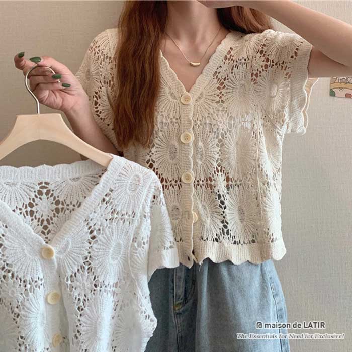 夏服に映える透け感フラワーレースの半袖Vネックショート丈
