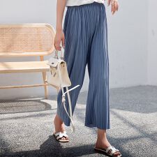 メゾンドラティール(maison de LATIR)の秋冬も快適にサラッと穿ける。上品美脚ストレートプリーツパンツ