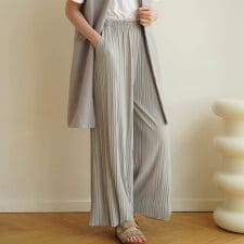 メゾンドラティール(maison de LATIR)の秋冬も快適にサラッと穿ける。上品美脚ストレートプリーツパンツ