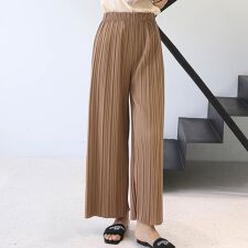 メゾンドラティール(maison de LATIR)の秋冬も快適にサラッと穿ける。上品美脚ストレートプリーツパンツ