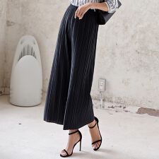 接触冷感で夏も快適にサラッと穿ける。上品美脚ストレートプリーツパンツ