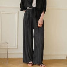 メゾンドラティール(maison de LATIR)の秋冬も快適にサラッと穿ける。上品美脚ストレートプリーツパンツ