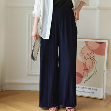 メゾンドラティール(maison de LATIR)の秋冬も快適にサラッと穿ける。上品美脚ストレートプリーツパンツ