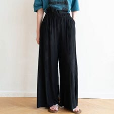 メゾンドラティール(maison de LATIR)の秋冬も快適にサラッと穿ける。上品美脚ストレートプリーツパンツ