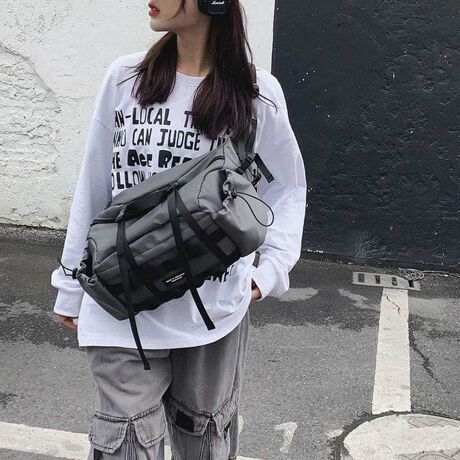 [^:ri-bag-0326-c]YۂrbOV_[obOBW[ɂgقǁA傫߂̃TCYȂ̂ŁAlߍ߂̂fUCłBR͒߂\ŁAj킸ɎĝŁAjւ̃v[gƂĂA{fB̊Oɂ|PbgĂ̂ŁAybg{ĝ֗łˁӎEg̃j^[[ɂAEFۂ̏iƈقȂČꍇ܂BE\LTCY͑ɂ1`2cm̌덷ꍇ܂B܂BEA4Ήi22~31cm)FZEzi10~20cmjFZEybg{gi500mljFZEybg{gci500mljFZ