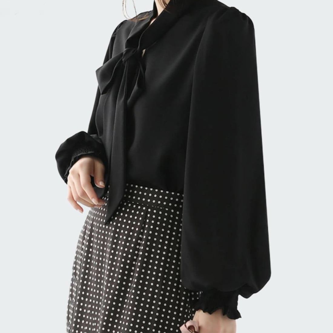 リボンタイ付き立ち襟長袖ブラウス（黒） リボンタイ付き立ち襟長袖ブラウス（黒）