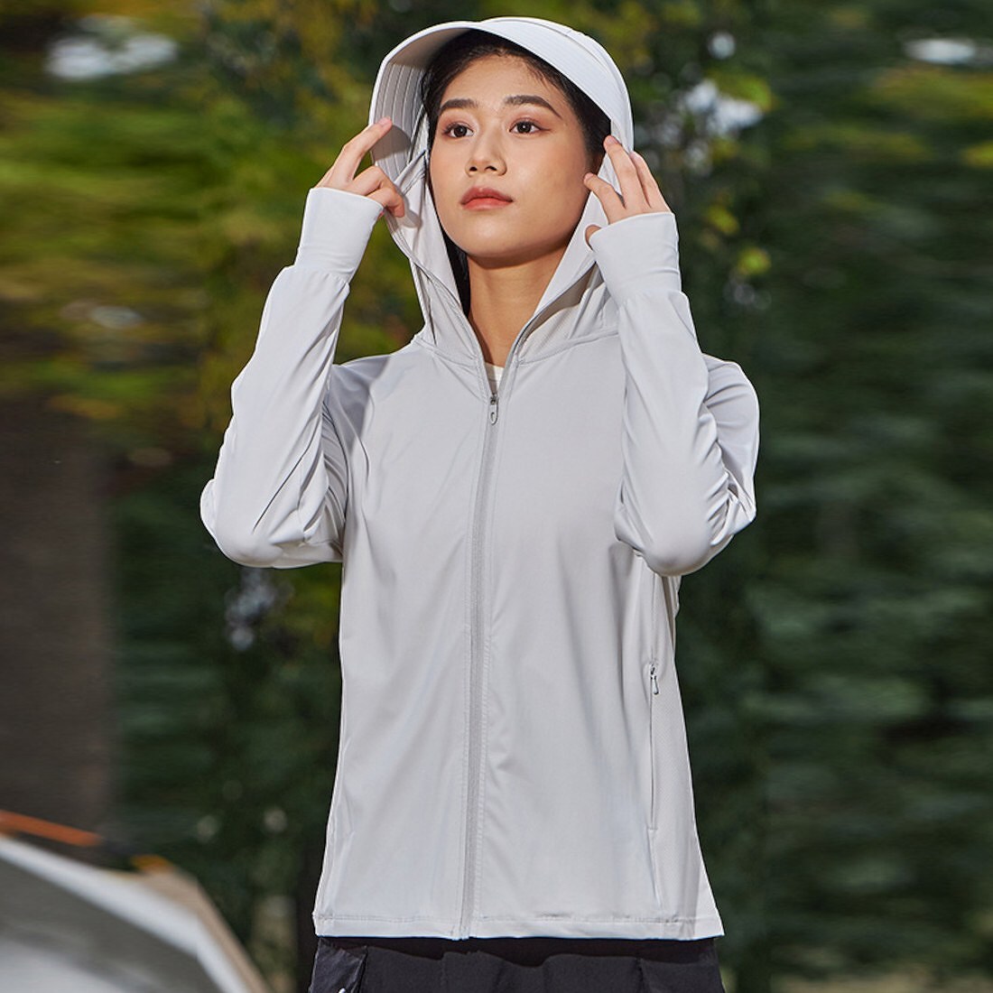 手から首元までしっかりまもってくれる指穴つきUVカットパーカー