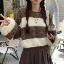 ショート丈のボーダーシャギーニット