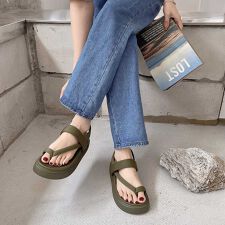 大人カジュアルトレンド厚底サンダル