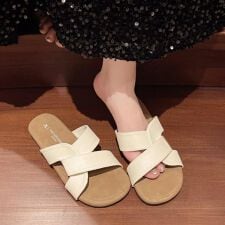 軽やかなフラットクロスベルトサンダル