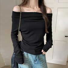 春のオフィスカジュアルにもぴったりなドレープカットソー