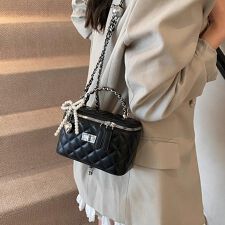 トレンドのチャーム付きキルティングスクエアショルダーバッグ