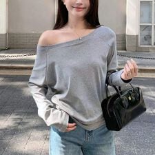 綺麗め抜け感作る大人オフショルカットソー