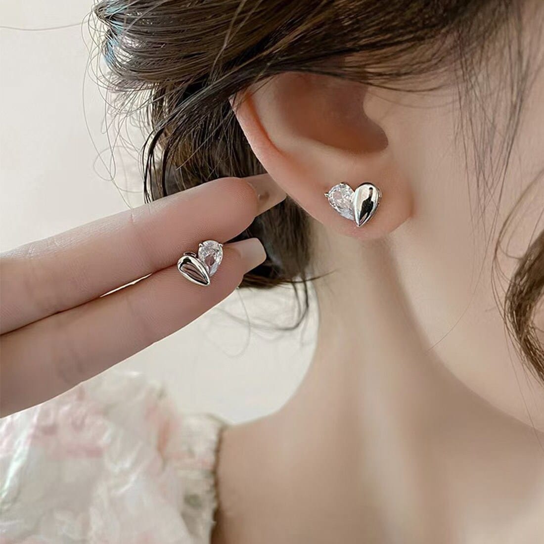 結婚式にもおすすめなシンプルハートピアス