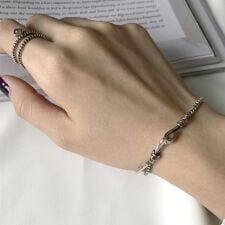 上品なロゴトップスクエアラインブレスレット