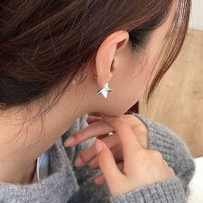 大人こなれ感の星ピアス