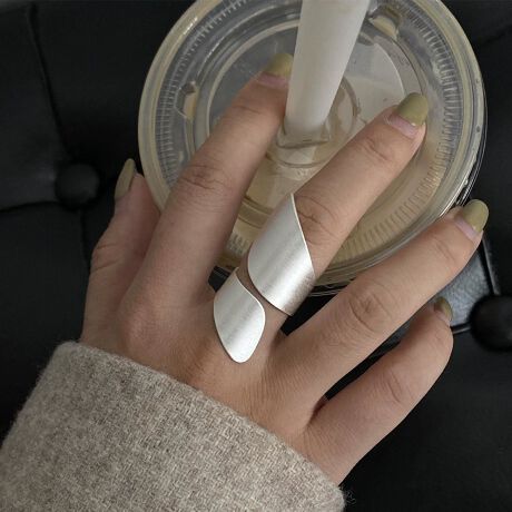 [^:f-rin-0028-c]wɂƊY悤ȁA炩ȋȐ̃OB<br>}bgȎwɂقǂ悢݊vXĂāAӂƂd܂łɌĂ̂͂łB<br>قǂ悢{[ȂAǂ@ׂfUĆAVvȃR[f̃ANZgɁB<br>JWAɂLC߂ɂȂނ̂ŁACɍ킹Ċy߂̂|CgB<br><br>ӎ<br>Eg̃j^[[ɂAEFۂ̏iƈقȂČꍇ܂B<br>E\LTCY͑ɂ1`2cm̌덷ꍇ܂B܂B