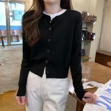 さらっと羽織って、デイリーに活躍するニットカーディガン 重ね着