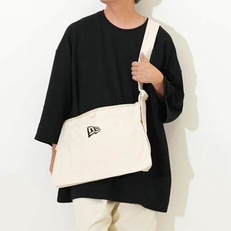 [^:14521355]12IX̌ŏvȃLoXn̗pV_[obOłBБ̑ʂɃtbOSvgĂ܂BXgbv̒\łB܂Aɂ͏̎[ɕ֗ȃ|PbgzĂ܂BCanvas Shoulder BageʁF8LF300mmF380mmsF70mm