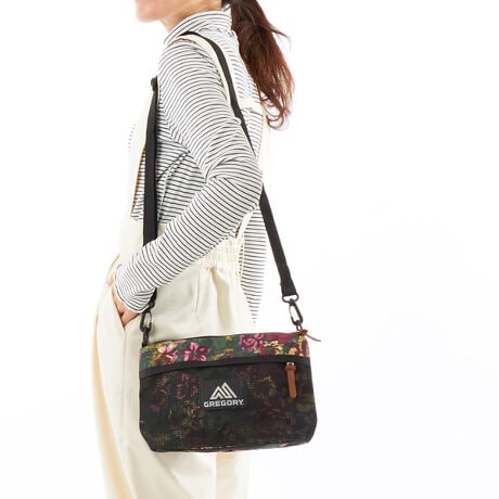 [^:1388140511]TRbVƕȂAV_[obO܂ł͕KvȂBȂȂɃsb^ȃGxbvV_[vXiENVELOP SHOULDER PLUS)łB肵fUCłAʂƓɋMdip̃bV|PbgAՂ肵}`̂500̃ybg{g[ł܂BV_[xg͎O\ŁAs@̍ȂŕKvȂ̂[V[g̉ɒuĂ̂ǂł傤BEvYKKWbp[gpCRp[ggEOS[̃ACRł郌U[Wbp[vE߉\25mm̃V_[Xgbv͎O\BEtgɃbṼWbp[|PbgEɏocLȃACe̎[ɕ֗ȃL[tHutWbp[tbV|PbgE|Pbg̐:2(OP/1)