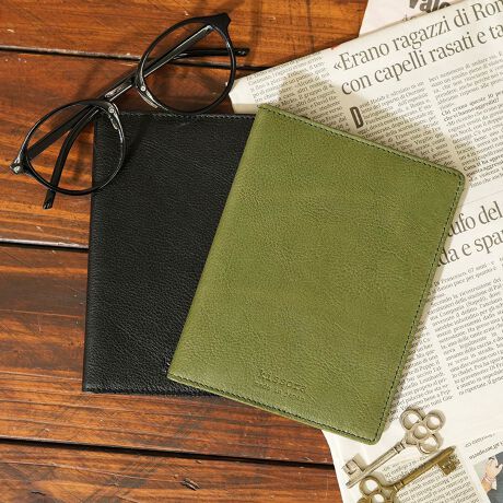 [^:KISN-025]kissora uI V[Ŷ݂FƁA_炩ȕ͋C܂ƂpX|[gP[XBt|PbgƃJ[hނ[ł|PbgtŁAsłX[YɎǗł܂BgނƂɎɓłAɂACeւƕωĂ{vgpłBjZbNXȃfUCȂ̂ŁAv[gɂ߂łByuIzyʂŏ_炩ȃChY̋vgpBF̗ǂƎG̗ǂɖ͓IȑfނłBn̖ꖇvdĂŁAfUCVvȂߕigɃIXXȃJWAȃV[YłBkissora/L\{̐ElBグIWiACeɁAC^AuhƂ̃R{[VȂ"kissora"̃tB^[ʂʂ̃U[ACeWJB