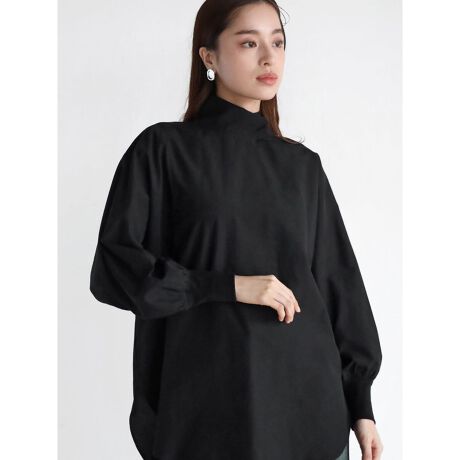 バックボタンハイネックブラウス(black/lightblue) | ラディエイト 