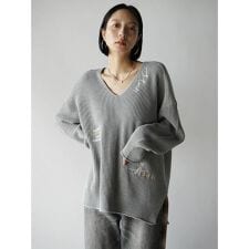 ロゴ刺繍Vネックニット