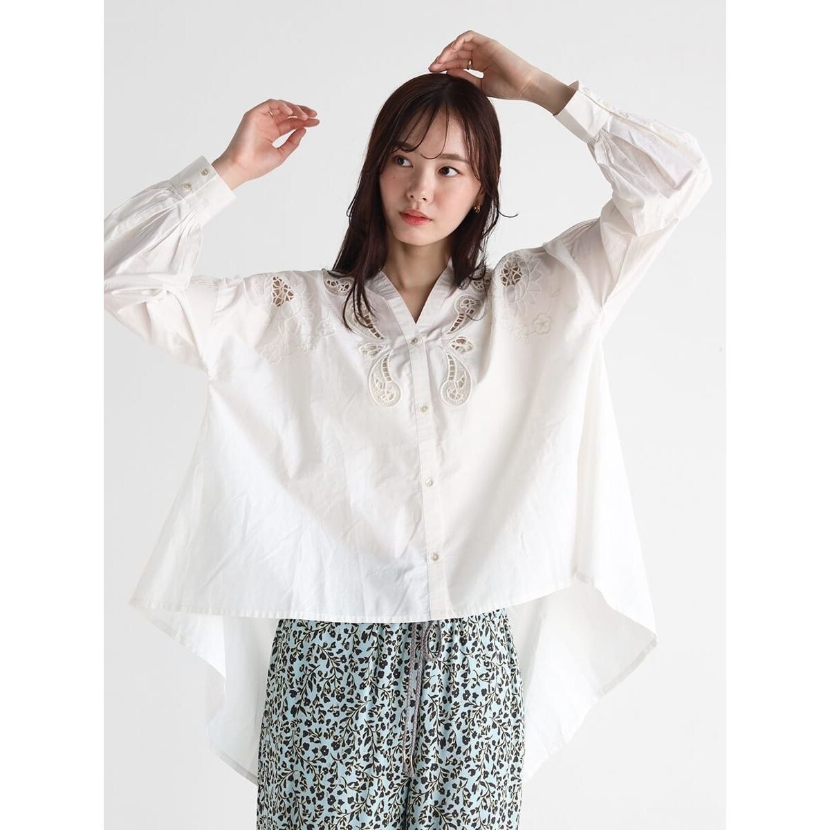 ラウンドヘムインドコットン刺繍ブラウス | ヴァン(Vin) | マルイ