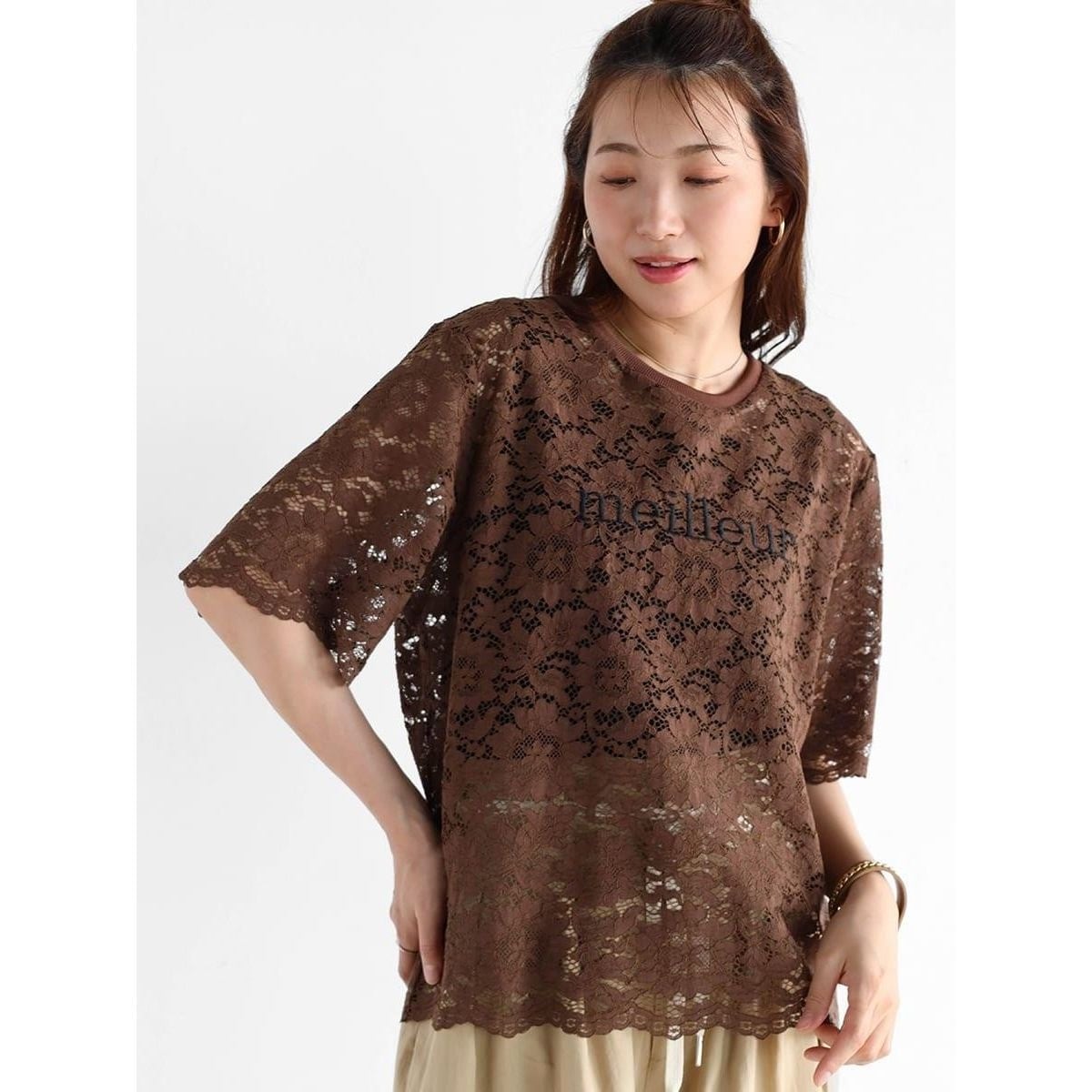 ヴァン Vin 刺繍ノースリーブシアーブラウス （オフホワイト） ヴァン Vin Ample 刺繍ノースリーブシアーブラウス （オフ