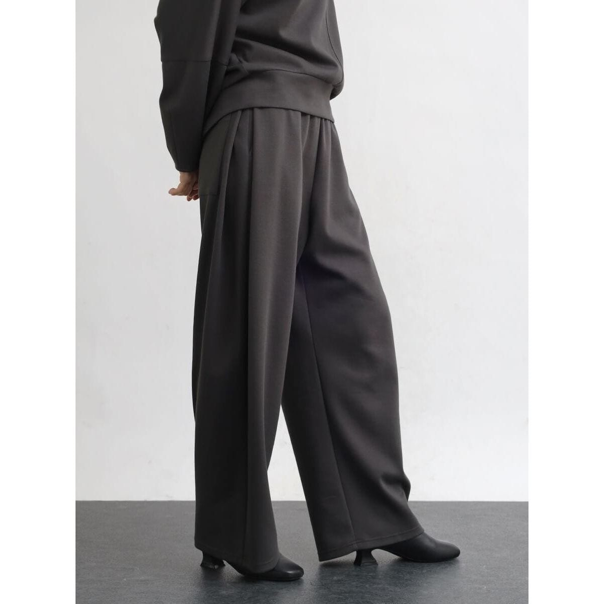 キュプラレーヨンサテンストレートパンツ | アーガ(Aga) | マルイ